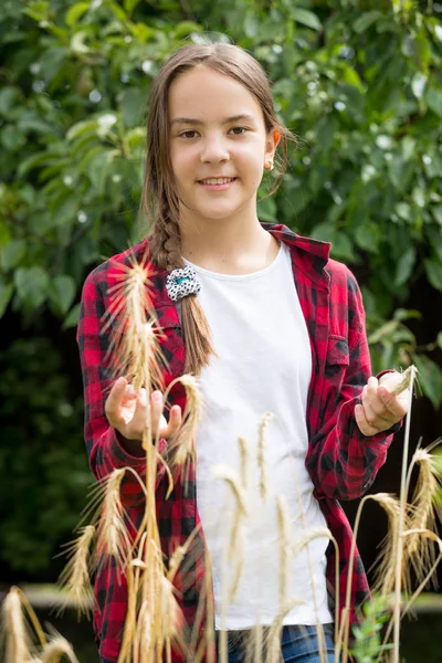 Ritratto di ragazza sorridente in posa con grano maturo dorato — Foto Stock