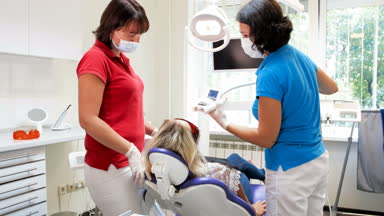 4 k görüntüleri bir dişçi diş beyazlatma için Uv lamba ayarlama