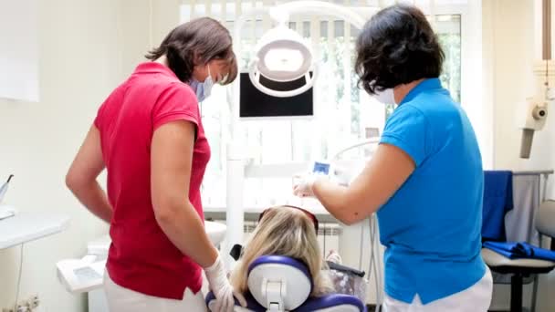 4k Video des Zahnarztes, der eine UV-Lampe zur Zahnaufhellung einstellt — Stockvideo