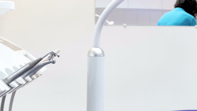 4 k video kamera diş kaydırma aletleri ve modern dişçi ofisinde matkaplar