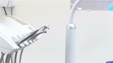 Diş aletler ve araçlar modern dişçi ofisinde 4 k video