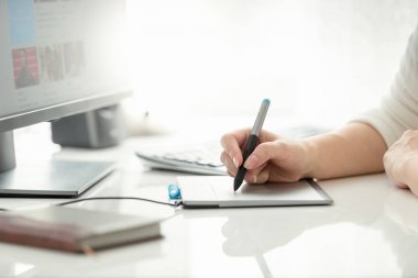 Portre resim kalemi tutan ve grafik tablet üzerinde çizim kadın grafik tasarımcı