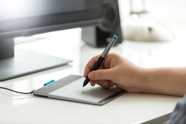 Çizimler üzerinde grafik tablet çizim kalemi tutan erkek el closeup görüntü