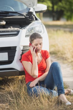 Onun taşıma yedekte için üzücü olan kadın kırık araba servisi calling