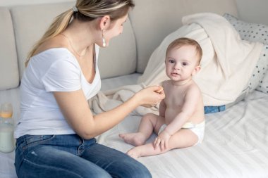 Genç anne bebek oğlu bezli tanımlama bilgileri veren