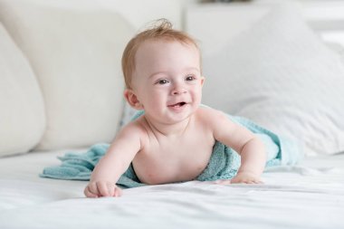 Mavi havlu, banyo yıkama sonrası kapalı mutlu neşeli bebek çocuk