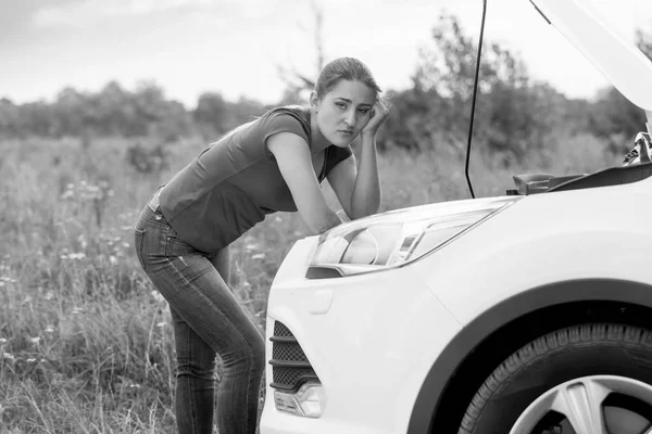 Imagen en blanco y negro consiguió jalá con el coche en la carretera rural —  Fotos de Stock