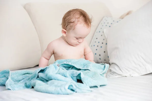 Mignon bébé garçon assis sur serviette après avoir bain — Photo