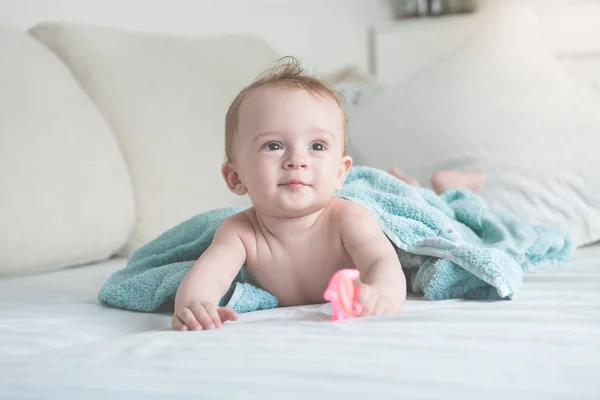 一个可爱的9月大的婴儿的肖像躺在大蓝毛巾洗后沐浴 — 图库照片