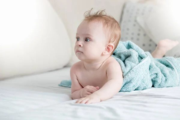 침실에 침대에 누워 목욕 후 아름 다운 아기의 초상화 — 스톡 사진
