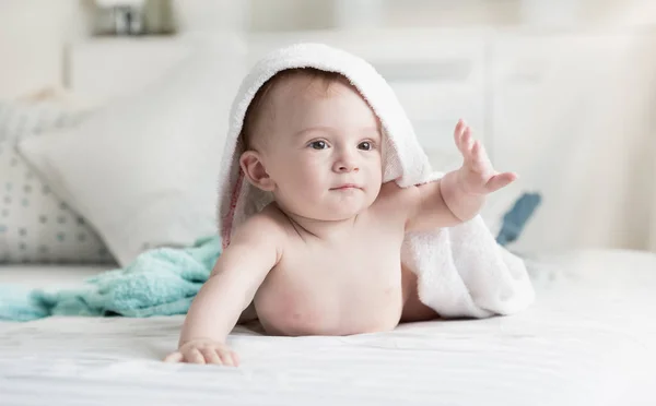 Imádnivaló baba fiú feje, hálószoba ágyon törülközővel portréja — Stock Fotó