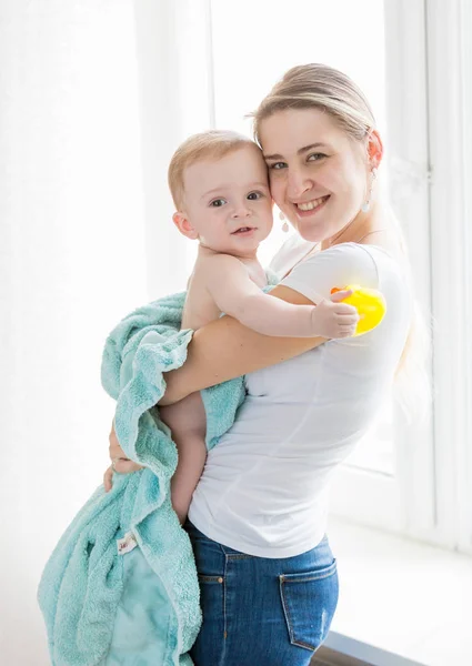 Retrato de adorable bebé y madre después de lavarse en el baño — Foto de Stock