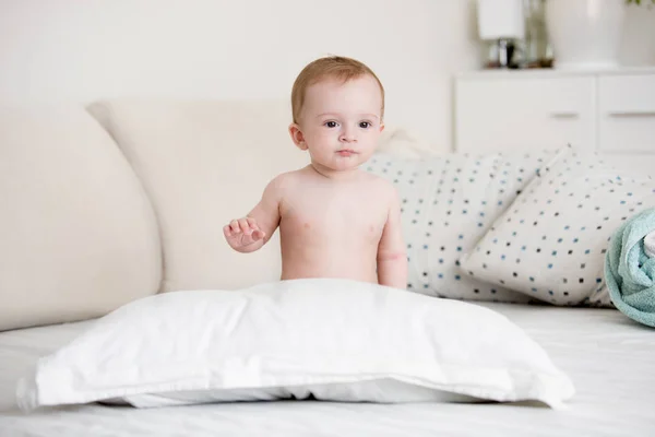 Adorabile bambino di 9 mesi seduto sul letto in camera da letto — Foto Stock