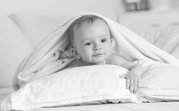 Portrait Noir Blanc Petit Garçon Couché Sur Son Lit Sous — Photo