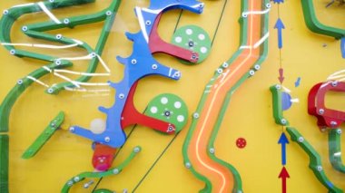 Çocuk eğitimi bilimi müzesinde renkli taşıma mekanizmasının 4k videosu