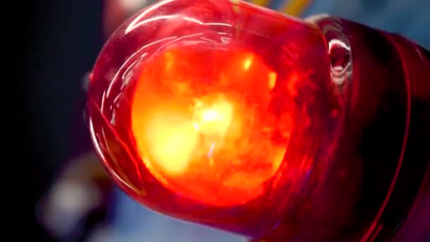 Gros plan vidéo 4k de clignotant et lumineux feu rouge de secours sur le mur du bâtiment 