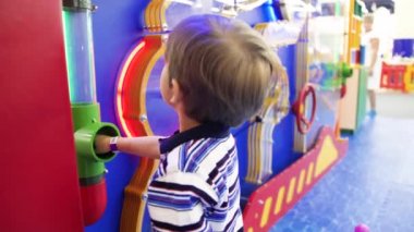 Çocukların eğitim bilimi müzesinde plastik topları pnömatik mekanizmaya koyduğu 4k video.