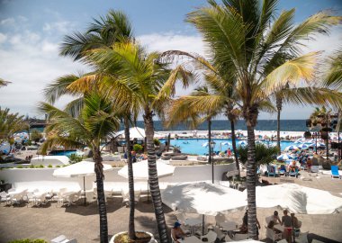 Tenerife adasındaki Puerto de la Cruz şehrindeki güzel yüzme havuzları ve okyanus tatil beldeleri