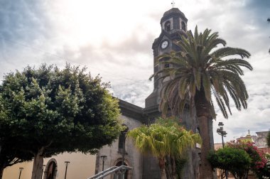 Puerto de la Cruz, Tenerife, Kanarya Adaları 'ndaki yüksek saat kulesi ve katedralin güzel görüntüsü