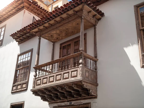 Hermosa imagen del antiguo balcón tradicional de madera en edificio antiguo en Puerto de la Cruz, Teenrife, Islas Canarias —  Fotos de Stock