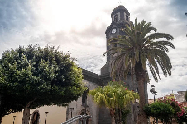 Prachtig beeld van hoge klokkentoren en kathedraal in Puerto de la Cruz, Tenerife, Canarische eilanden — Stockfoto