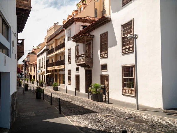 Prachtige oude smalle straat met kasseien en gebouw in koloniale arhitectuur stijl — Stockfoto