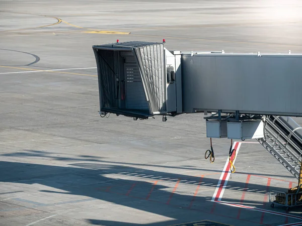 飛行機を待っている現代空港の搭乗トンネルのイメージ — ストック写真