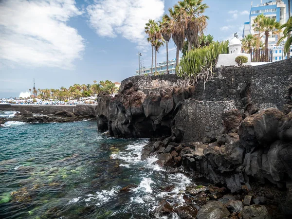 Beautiful image of ocean waves breaking on cliffs in lagoon at Puerto de la Cruz city on Tenerife, Canary islands — Stock Photo, Image