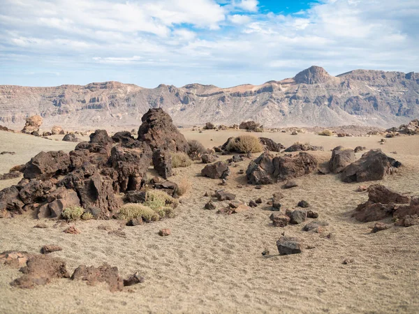 Bella immagine di rocce vulcaniche taglienti e scogliere nel deserto — Foto Stock