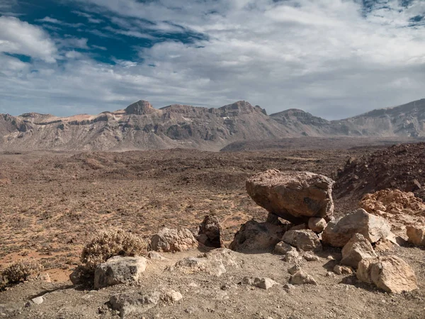 Meraviglioso paesaggio marziano di deserto, rocce e montagne. Lato del vulcano Teide, Tenerife — Foto Stock