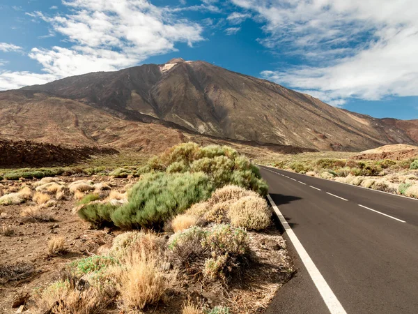 Удивительный вид с шоссе на высокий вулкан TEide и пустыню, Тенерифе, Канарские острова — стоковое фото