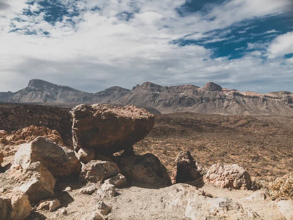 Immagine tonica delle formazioni vulcaniche nel deserto secco nelle calde giornate di sole — Foto Stock
