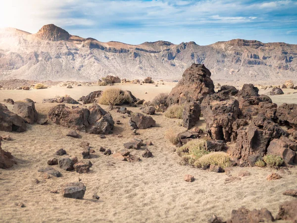 Bellissimo paesaggio di alte montagne e deserto vulcanico in una calda giornata di sole — Foto Stock