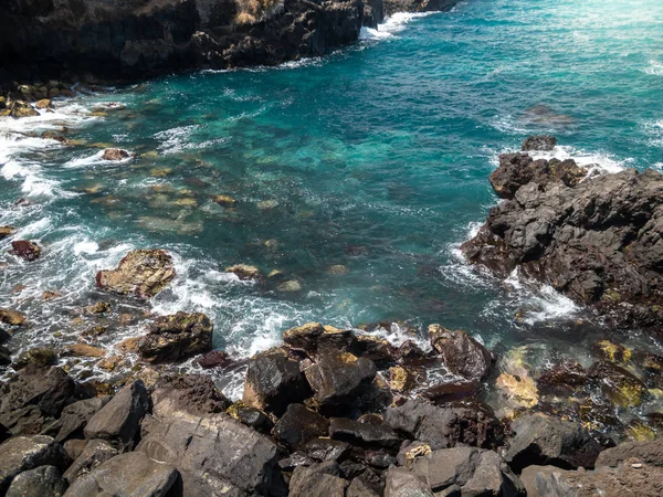 Increíble paisaje de afilados acantilados volcánicos negros y rocas en la laguna oceánica en las islas canarias — Foto de Stock