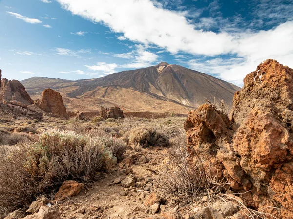 Bellissimo paesaggio di alte formazioni rocciose vulcaniche e vulcano Teide, isola delle Canarie — Foto Stock