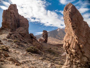 Volkanın güzel panoramik manzarası Teide yamacı ve patlamadan sonra yüksek volkanik oluşumlar