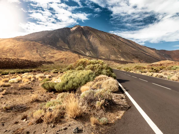 Удивительный пейзаж длинной узкой автомагистрали и высокого вулкана Тейде на острове Тенерифе, Канары — стоковое фото