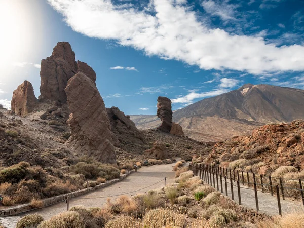 Bellissimo paesaggio di montagna percorso escursionistico passando attraverso il deserto arido al vulcano Teide, Isole Canarie — Foto Stock
