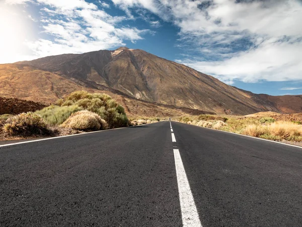 Beautiful mountain highway going through dry rocky desert to volcano Teide, Tenerife, Canary islands — Stock Photo, Image