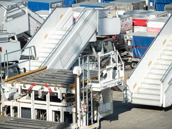 Imagem de escadas de embarque e escadas vazias no aeroporto à espera da chegada do avião — Fotografia de Stock