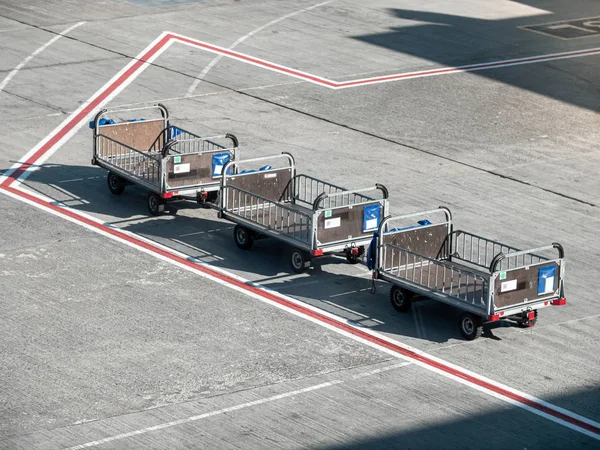 Imagen de tres carros vacíos de servicio de transporte y carga de equipaje y bolsas en avión —  Fotos de Stock