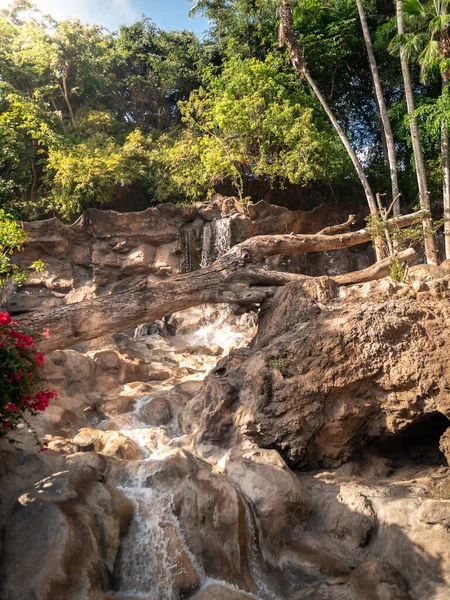 Increíble paisaje de cascada pequeña en las montañas en la isla tropical — Foto de Stock
