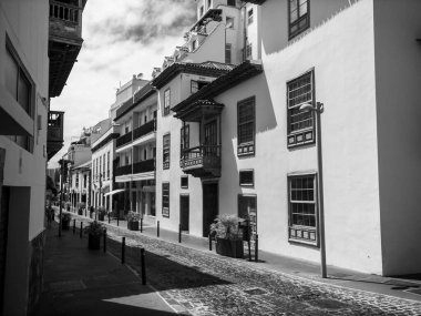 Puerto de la Cruz şehrindeki eski dar sokağın siyah beyaz görüntüsü, Tenerife, Kanarya Adası