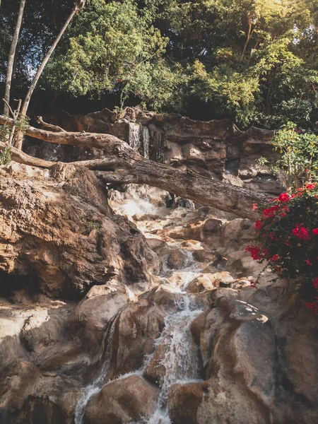 Imagen tonificada del flujo de agua que fluye entre los acantilados rocosos en las montañas del bosque tropical — Foto de Stock