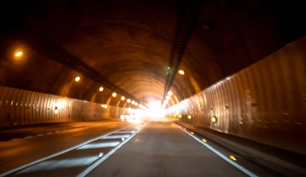 Unscharfes Bild von schnell fahrenden Autos und verschwommenen Lichtern im langen Tunnel — Stockfoto