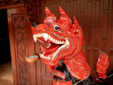 Asya evindeki geleneksel tahta ejderha heykelinin yakın plan görüntüsü.