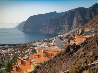 Los Gigantes, Tenerife 'deki okyanus kıyısındaki yüksek dağlar ve uçurumların güzel manzarası