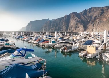 Los Gigantes, Tenerife Adası 'nda demirlemiş tekneleri ve yatıyla güzel bir liman görüntüsü.