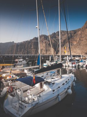 Yüksek kayalıklara ve dağlara demirlemiş pahalı yatların tonlu görüntüsü
