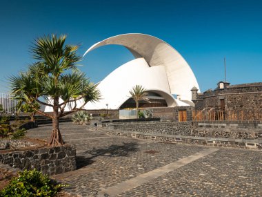 Santa Cruz de Tenerife 'deki Oditorio de Tenerife ve Castillo de San Juan Bautista' nın modern binasının güzel görüntüsü.